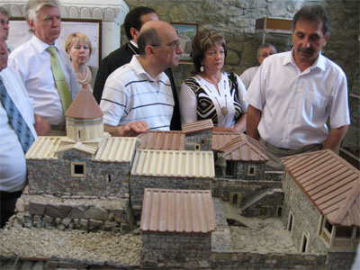 Спикер Гриценко (справа) дает ценные указания армянам по реставрации комплекса