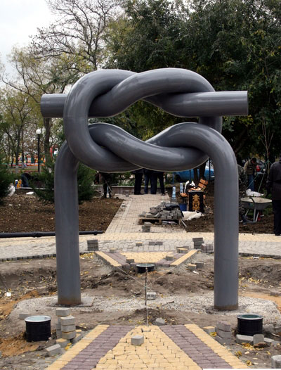 Новый Регион: В Керчи памятником дружбы станет труба, завязанная морским узлом (ФОТО)