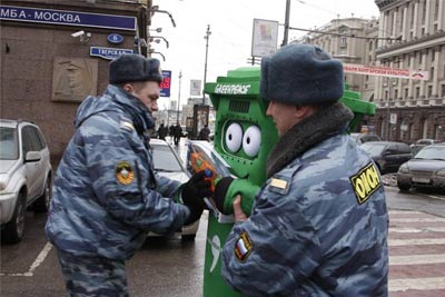 Новый Регион: Московская милиция аререстовала мусорный бачок