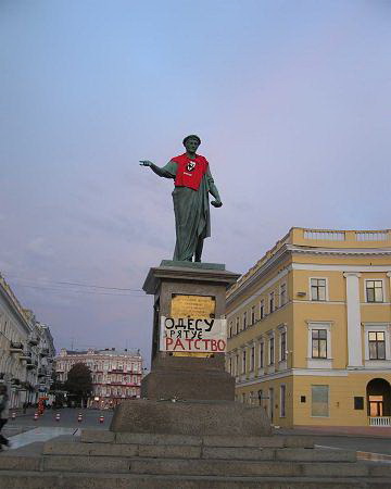 Новый Регион: В Одессе на памятник Дюка нацепили футболку с Бандерой (ФОТО)