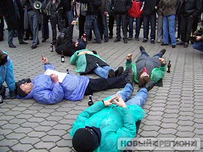 Новый Регион: На Майдане в Киеве 30 человек передали ''Fuck'' для Буша (ФОТО)