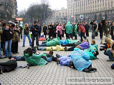 Новый Регион: На Майдане в Киеве 30 человек передали ''Fuck'' для Буша (ФОТО)