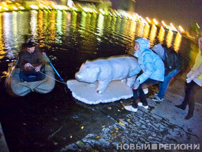 Новый Регион: По городскому пруду в Екатеринбурге плавает белый медведь (ФОТО)