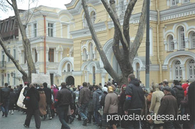 Новый Регион: В Одессе православные верующие организовали крестный ход против ''Юморины'' (ФОТО)