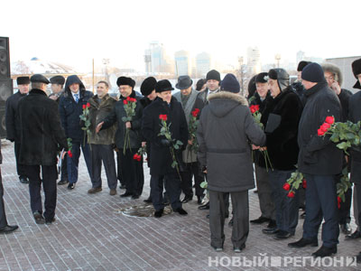 Новый Регион: Третий президент России Медведев открыл в Екатеринбурге памятник первому президенту Ельцину (ФОТО)