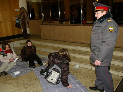 Новый Регион: В Москве студентки расстелили матрасы в здании Министерства образования РФ (ФОТО)