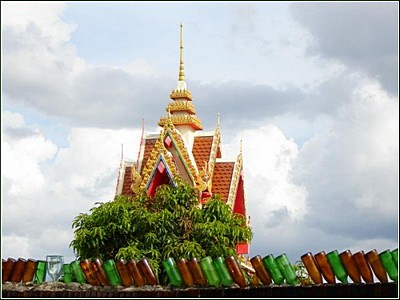 Новый Регион: На границе Таиланда с Камбоджей монахи построили буддийский храм из бутылок (ФОТО)
