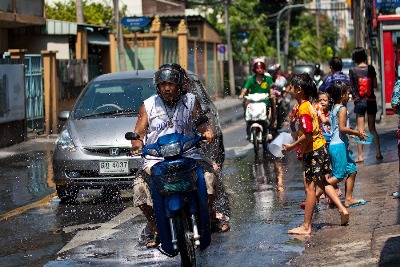 Новый Регион: Тайский ''водный'' Новый год попал в ТОП-10 самых безумных фестивалей мира (ФОТО)