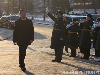 Новый Регион: Третий президент России Медведев открыл в Екатеринбурге памятник первому президенту Ельцину (ФОТО)