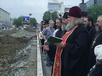 Новый Регион: На главной площади Екатеринбурге строители раскопали захоронение 18 века (ФОТО)