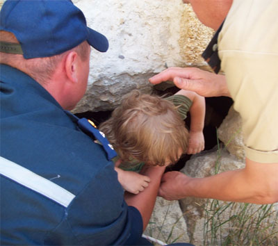 Спасатели помогли выбраться отцу и сыну в боковое отверстие подземного туннеля