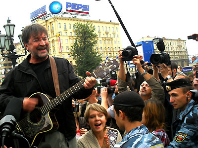 Новый Регион: На митинг-концерт ''живущих в Химкинском лесу'' не пропустили аппаратуру (ФОТО)